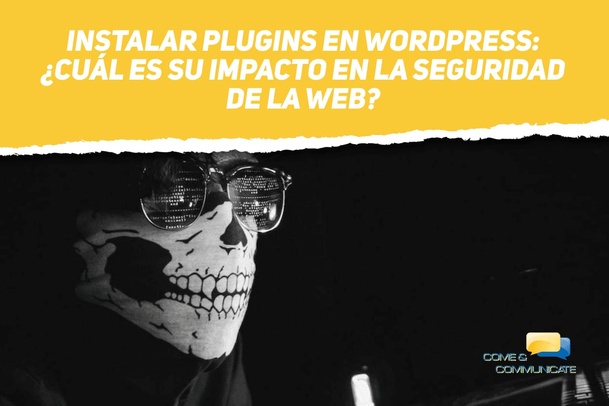 Hacker con una máscara de calavera leyendo código web