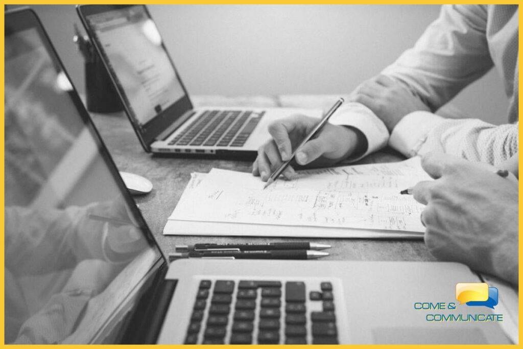 Empleados trabajando con sus portátiles y haciendo una auditoría SEO