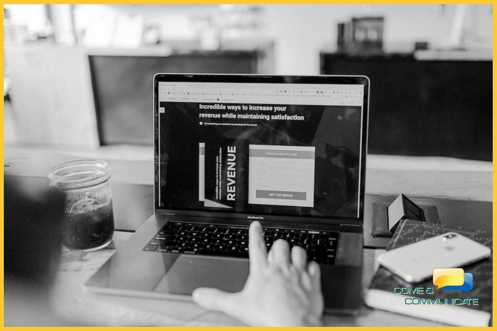 Una mano usando un ordenador para finalizar un proceso de compra o conversión de leads