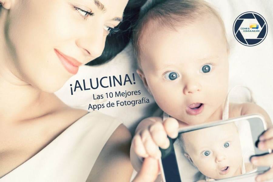 Madre con su hijo viendo una foto en el móvil