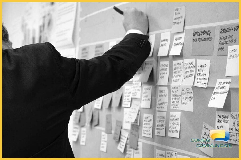 Project Manager analizando en un Kanban los beneficios de que es un CRM en una empresa