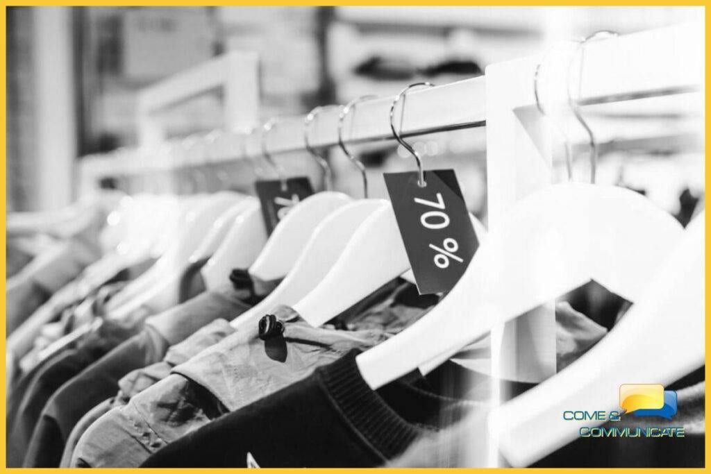 Etiqueta marcando la ropa de la tienda con el 70% de descuento