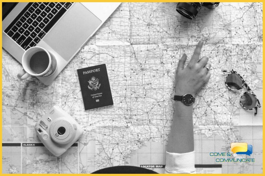 Mano de una mujer señalando en un mapa el lugar al que quiere viajar
