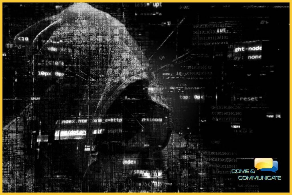 Sombra de un hacker encapuchado con fragmentos de código sobreimpresionados en la imagen
