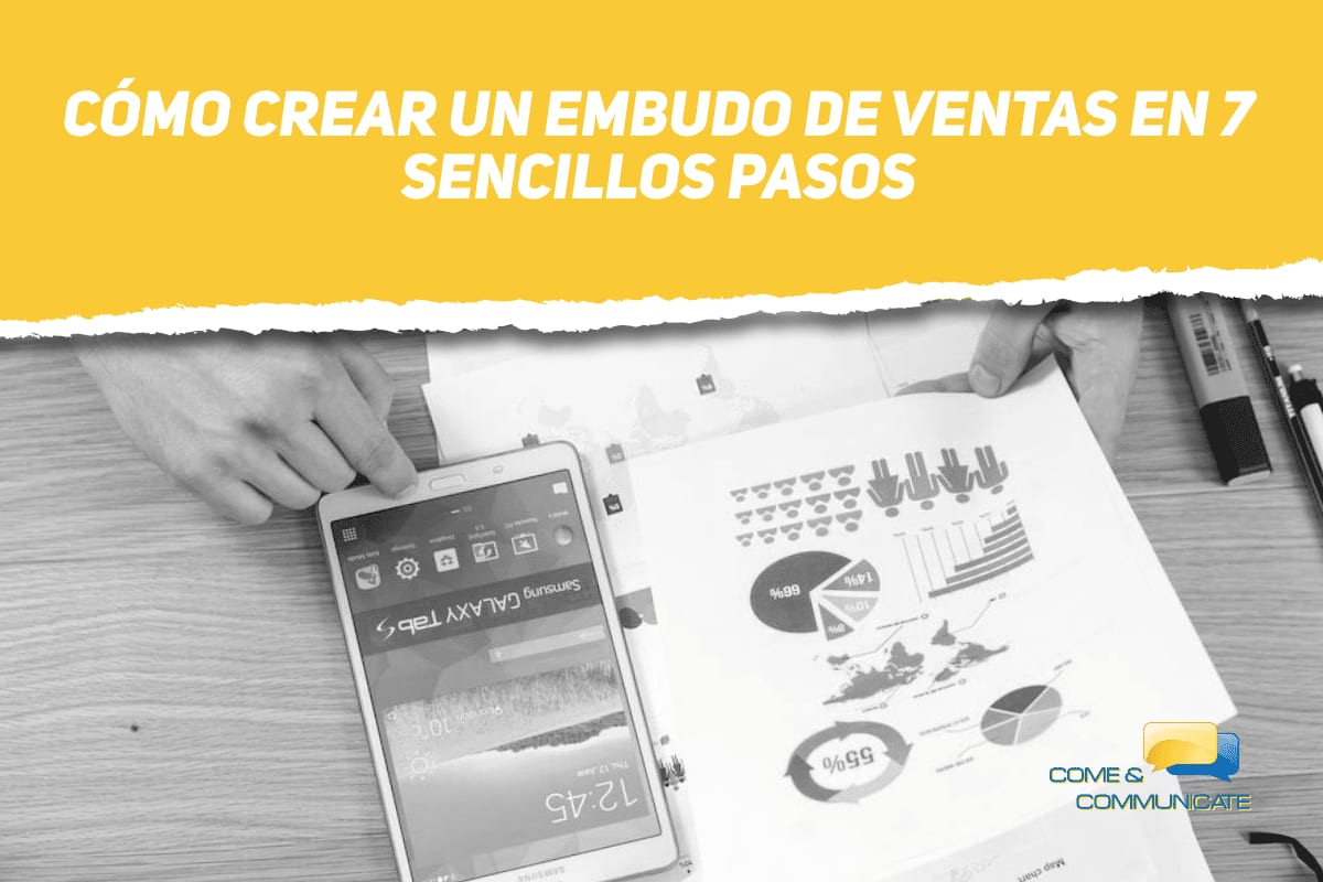 Mano tocando una tablet con un documento de fondo de como crear un embudo de ventas