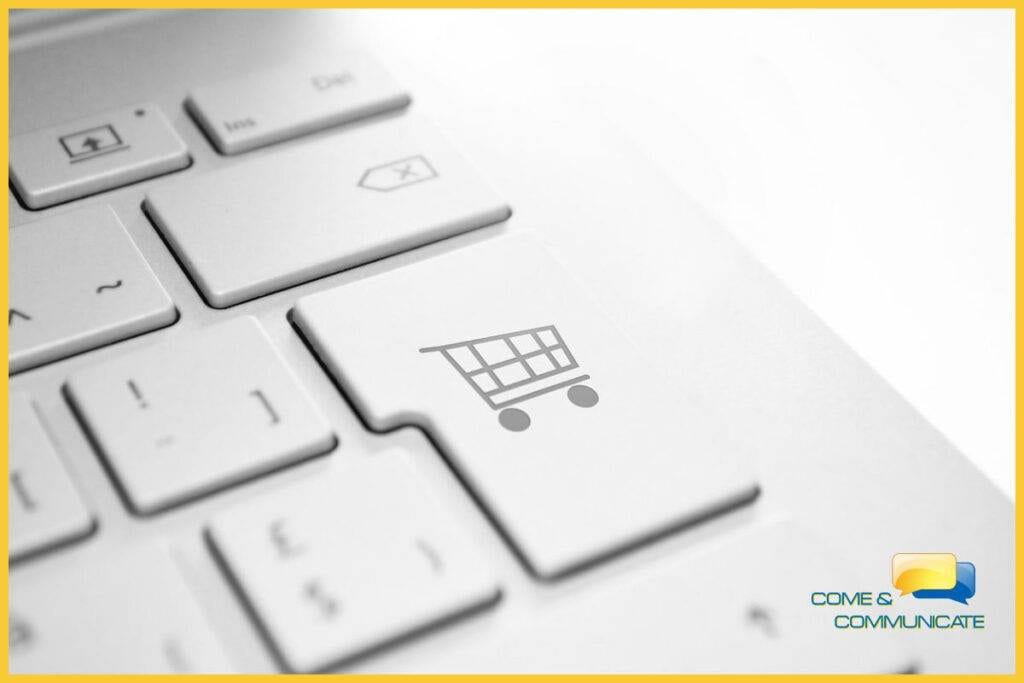 Teclado de ordenador con un icono de un carrito de compra en la tecla de enter.