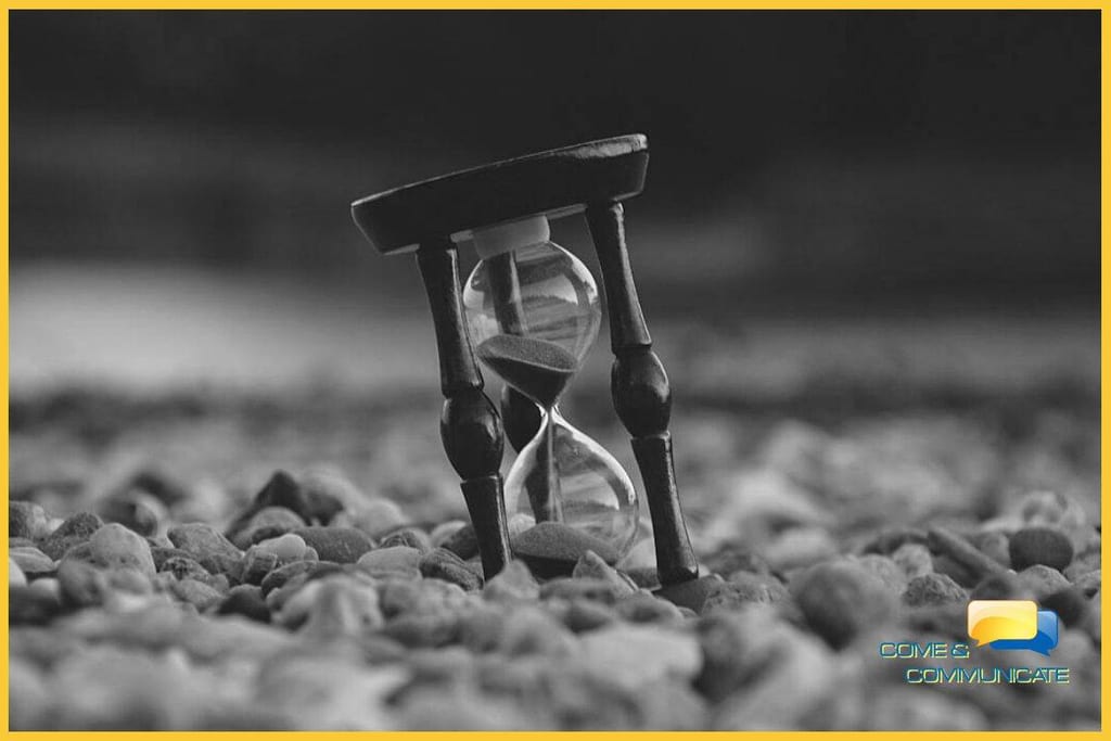 Reloj de arena sobre un lecho de piedras blancas