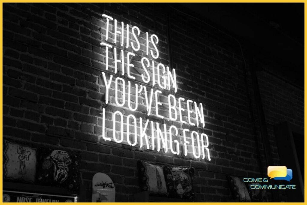 Letrero de neon con la frase: This is the sign you've been looking for