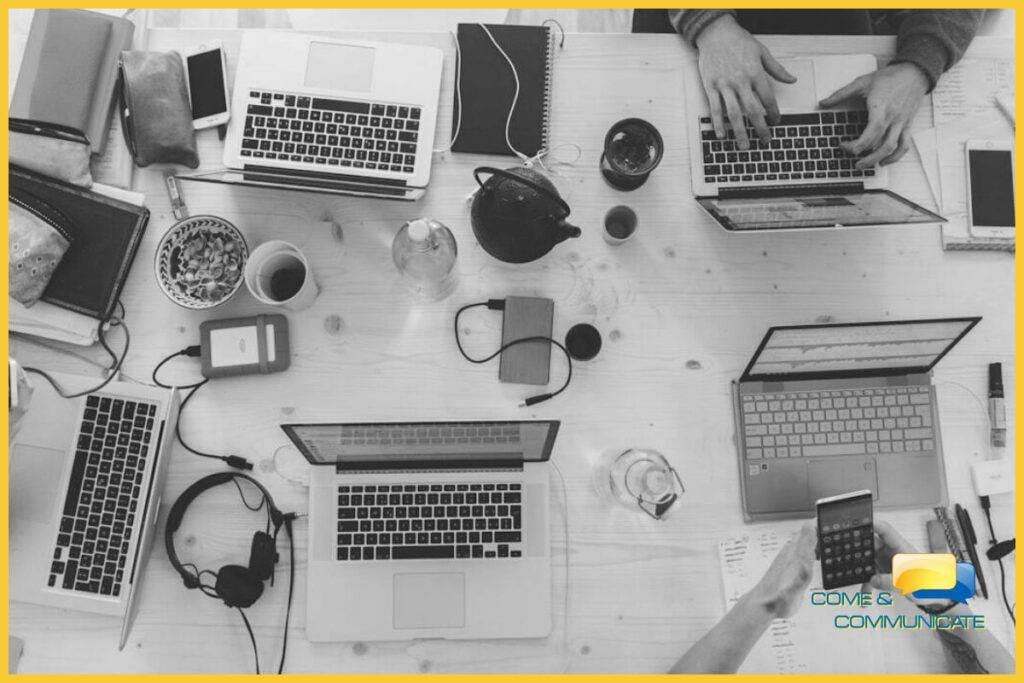 Vista área de equipo de trabajo para crear engagement con contenido