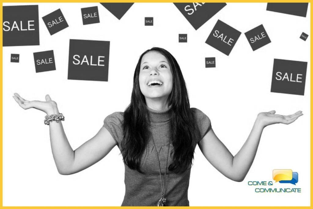Chica con los brazos abiertos y mirando hacia arriba viendo como llueven cajas con ofertas