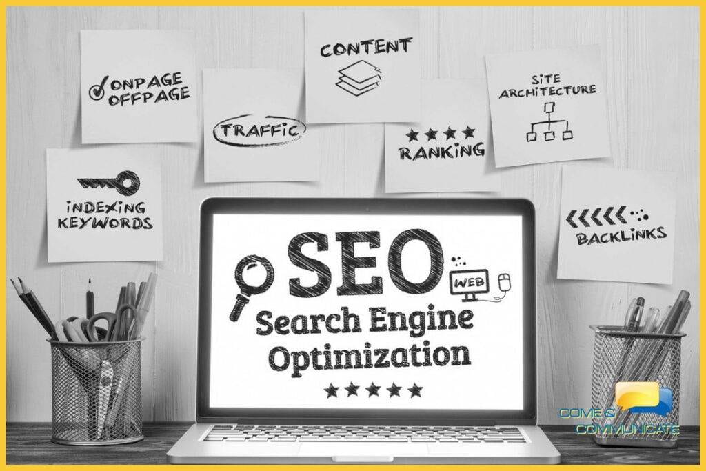 Un portátil mostrando las siglas "SEO" rodeado de notas con conceptos clave como "Content" y "Backlinks", elementos técnicos esenciales para que una estrategia de marketing de contenidos tenga éxito en Google.