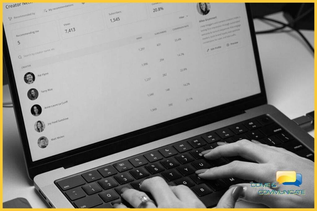 Manos de mujer escribiendo en un portátil viendo Cómo Mejorar Campañas de Email Marketing.