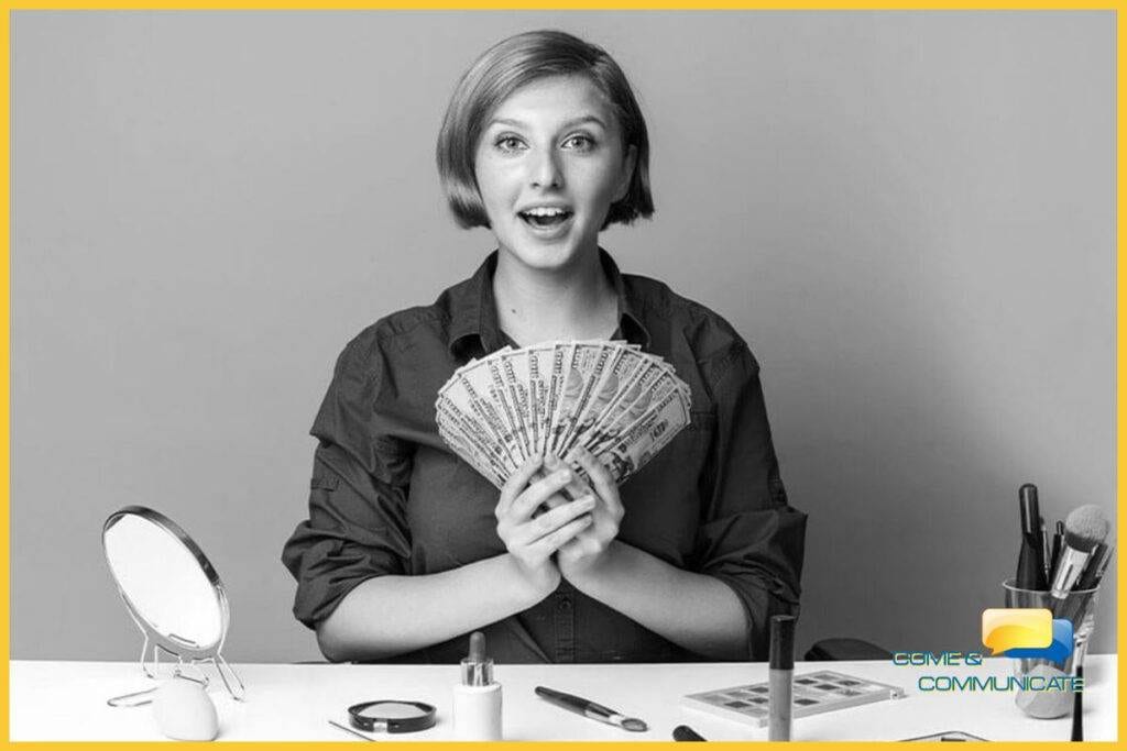 Influencer con un montón de billetes en la mano haciendo acciones de Marketing de Influencia