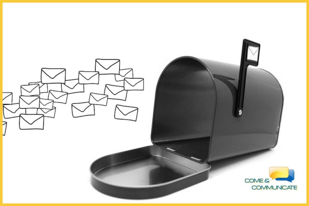 Buzón de correos abierto recibiendo la entrada varios sobres dibujados simulando emails