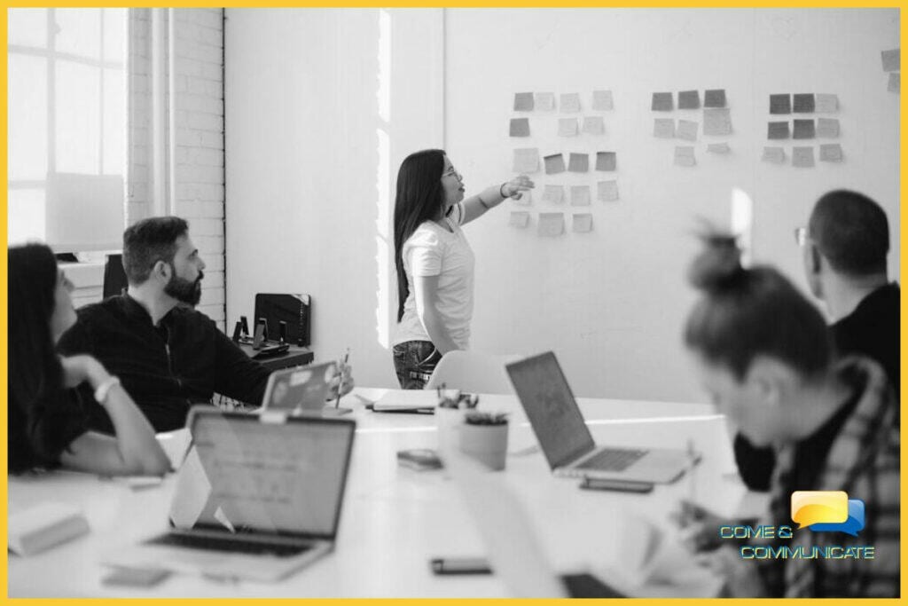 Equipo  de trabajo planificando las Estrategias de Marketing en Instagram de la agencia de marketing digital