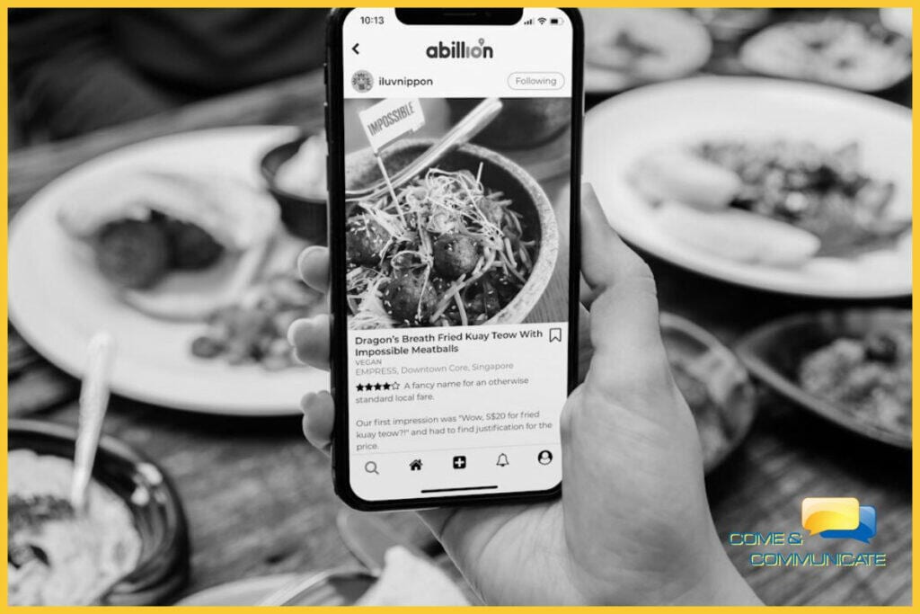 Un cliente dejando una Reseña Online de su visita a un restaurante