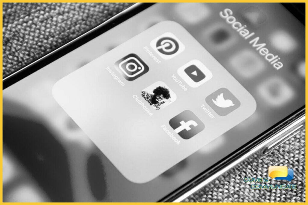 Móvil mostrando sus apps de Social Media