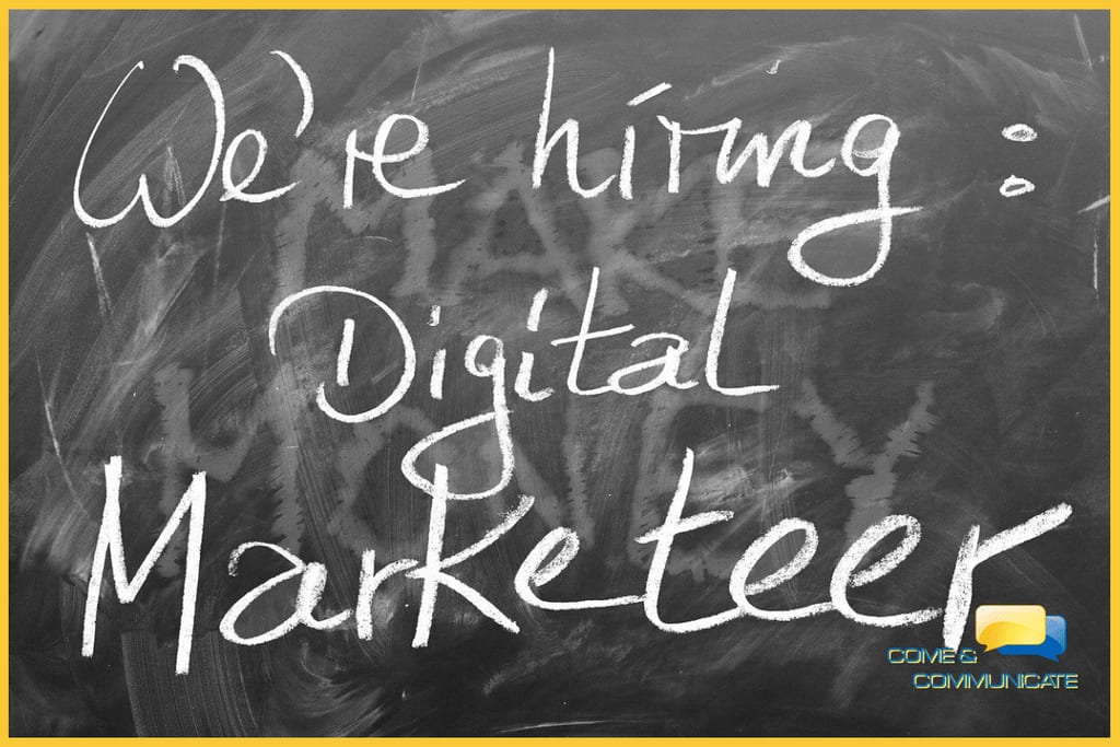 Frase escrita en inglés en una pizarra: Estamos buscando expertos en Marketing Digital.