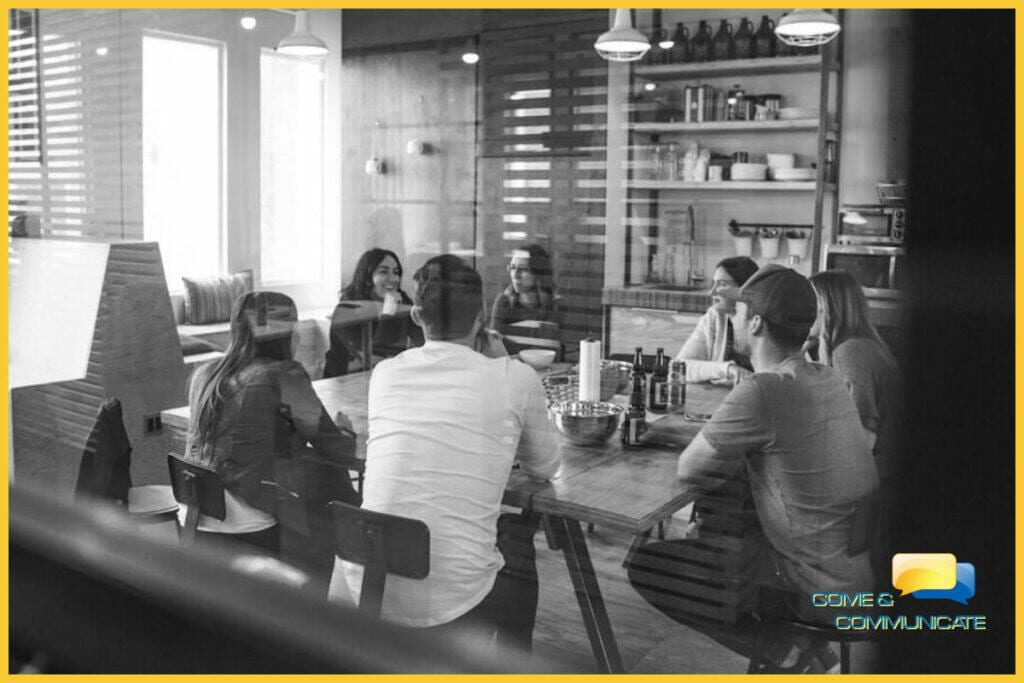 Compañeros de empresa reunidos en una sesión de brainstorming.
