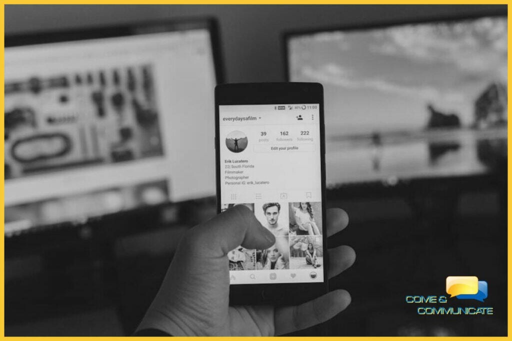 Manos de una persona organizando las publicaciones de la semana en un software de planificación, una herramienta clave para la estrategia de redes sociales.