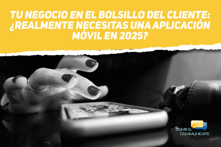 Primer plano en blanco y negro de una mano tocando la pantalla de un smartphone que yace sobre una superficie reflectante. En la parte superior, una franja amarilla con textura de rotura contiene el título "TU NEGOCIO EN EL BOLSILLO DEL CLIENTE: ¿REALMENTE NECESITAS UNA APLICACIÓN MÓVIL EN 2025?". En la esquina inferior derecha aparece el logo de "COME & COMMUNICATE". Esta imagen ilustra la relevancia de una aplicación móvil para tu negocio en el mundo actual.