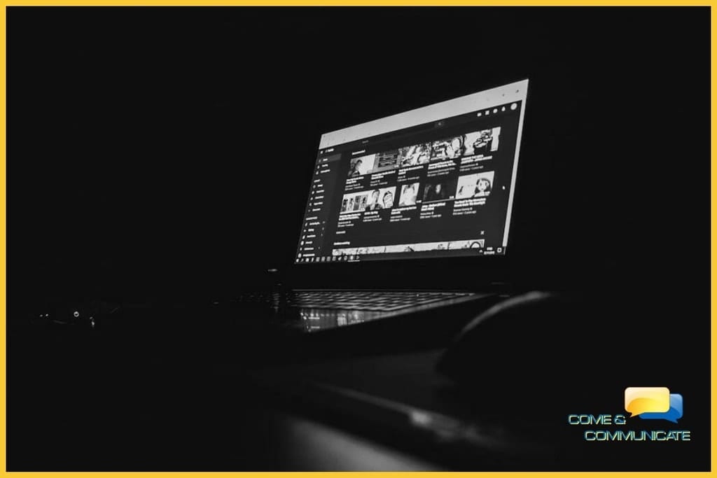 Un ordenador portátil mostrando contenido multimedia en YouTube, utilizado para analizar la competencia y monitorizar los resultados de las estrategias de vídeo SEO implementadas por la agencia Come & Communicate.