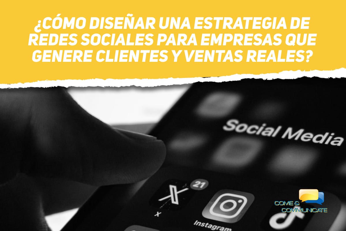 Imagen de primer plano de un dedo sobre la pantalla de un smartphone con iconos de apps como Instagram, TikTok y X en blanco y negro, bajo una cabecera amarilla con el texto: "¿CÓMO DISEÑAR UNA ESTRATEGIA DE REDES SOCIALES PARA EMPRESAS QUE GENERE CLIENTES Y VENTAS REALES?", junto al logo de Come & Communicate.